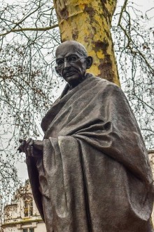 Gandhi-Statue. Sinnbild und Verwirklichung des absoluten Gewaltverzichts Jesu