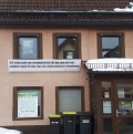 Haus mit Transparent.