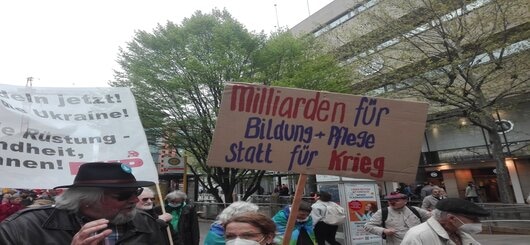 Ostermarschteilnehmer 2022 mit Schild gegen Aufrüstung