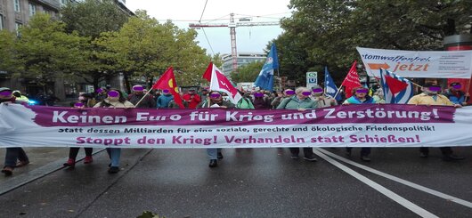 Banner am Kopf des Protestzuges