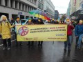 Demonstrierende halten ein Transparent hoch