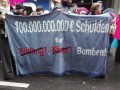 Junge Demonstranten mit selbstgestaltetem Transparent
