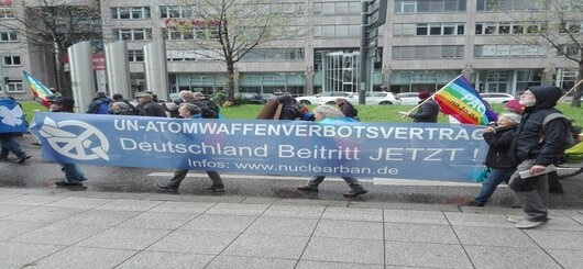 Banner in Stuttgart, 1. Oktober 2022. Symbolbild für den Protest gegen Atombomben.