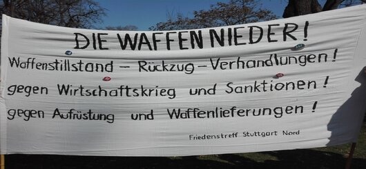 Transparent bei der Demonstration der Friedensbewegung in Stuttgart am 13. März 2022