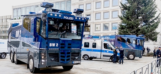 massive Polizeikräfte auf dem Stuttgarter Marktplatz