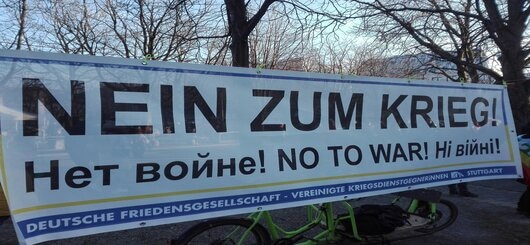 Banner der DFG-VK bei einer Demonstration in Stuttgart am 05.03.2022