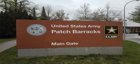 Steintafel vor dem Eingang zum U.S. European Command (EUCOM), Stuttgart-Vaihingen, 16.04.2022