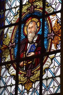 Paulus-Motiv in einem Kirchenfenster