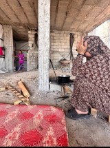 Die Mutter von Yacoub Ibrahim, im Hintergrund seine Nichte. Rafah (Gaza-Streifen), Mai 2024