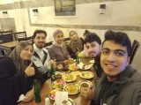 Yacoub Ibrahim (links neben seiner Mutter) neben ihm seine Schwestern und gegenüber seine Brüder. Eine ältere Aufnahme