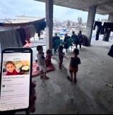 Die Behausung der Familie Ibrahim. Links ein Smartphone mit dem Spendenaufruf. Rafah (Gaza-Streifen), Mai 2024