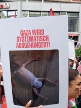 Teilnehmer mit Plakat, Stuttgart, 27.07.2025