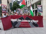 Banner am Kopf des Demonstrationszugs. Stuttgart, 02.08.2025. Foto: Sergej Perelman