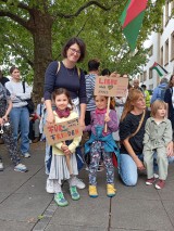 Eine Familie zeigt sich solidarisch. Stuttgart, 02.08.2025. Foto: Sergej Perelman