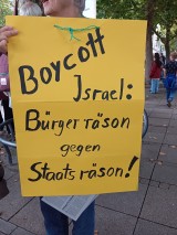 Teilnehmerin mit Plakat, Stuttgart, 02.08.2025. Foto: Sergej Perelman