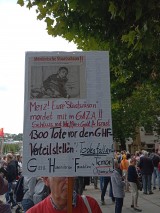 Teilnehmer mit Plakat, Stuttgart, 02.08.2025. Foto: Sergej Perelman
