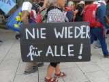 Teilnehmerin mit Plakat, Stuttgart, 02.08.2025. Foto: Sergej Perelman