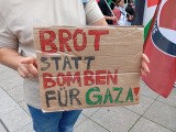 Teilnehmer mit Schild, Stuttgart, 02.08.2025. Foto: Sergej Perelman