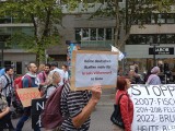 Teilnehmer mit Plakat, Stuttgart, 02.08.2025. Foto: Sergej Perelman