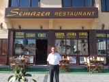 Nettes Restaurant mit Blick auf das Rumi-Museum, Konya, Türkei, 06.09.2025. Foto: Sergej Perelman