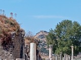 Hügel, wo der Kerker gewesen sein könnte, wo Paulus eingesperrt wurde, Freilichtmuseum bei Selcuk, Türkei, 08.09.2025. F