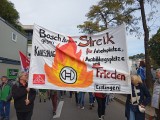 Demonstranten mit Banner, Stuttgart, 03.10.2025. Foto: Sergej Perelman