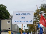 Demonstrant mit Schild, Stuttgart, 03.10.2025. Foto: Sergej Perelman
