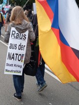 Demonstrantin mit Plakat, Stuttgart, 03.10.2025. Foto: Sergej Perelman