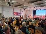 Publikum, Banner und Bühne. München, 13.02.2026. Foto: Sergej Perelman